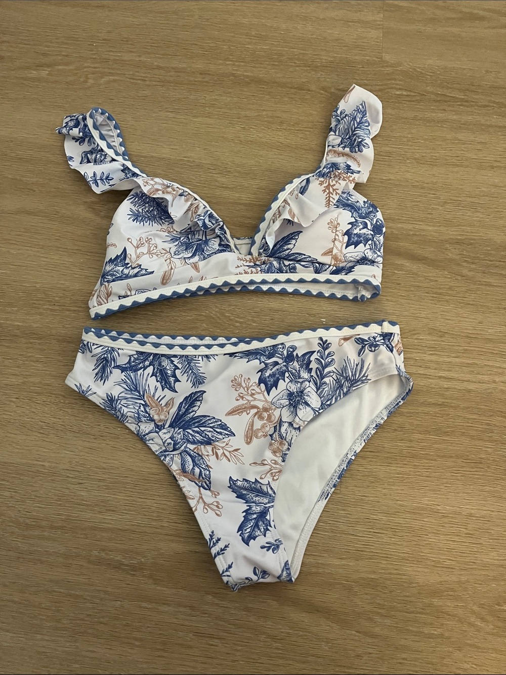Cupshe White Blue and Tan Floral Ruffle Bikini